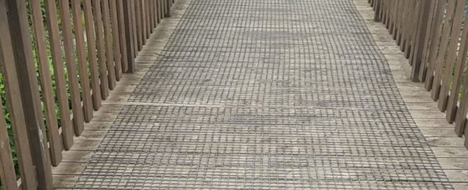 Las mallas antideslizantes en Pontevedra de Trek-Net reducen el gasto en mantenimiento de las pasarelas de madera