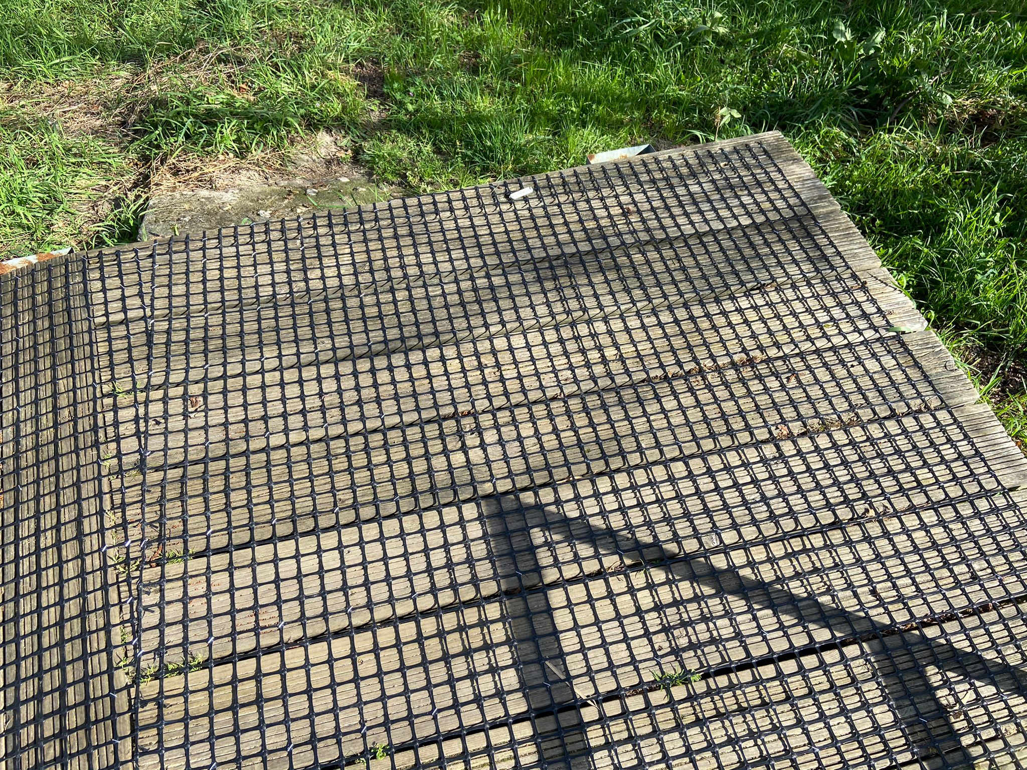 Los antideslizantes para superficies resbaladizas de Trek-Net mejoran la seguridad de los pavimentos de madera