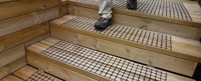 Las mallas antideslizantes para escaleras cuidan y protegen la madera del deterioro