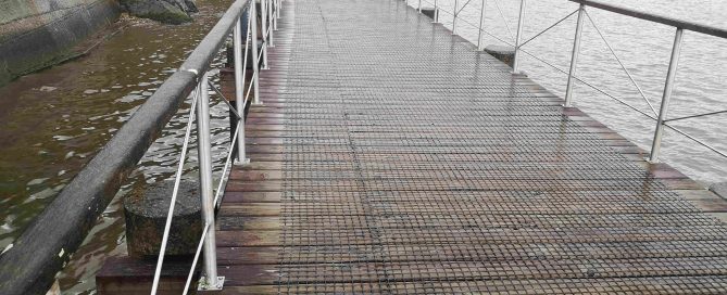 La malla de seguridad para madera de Trek-Net evita caídas y tropiezos accidentales por una pasarela resbaladiza