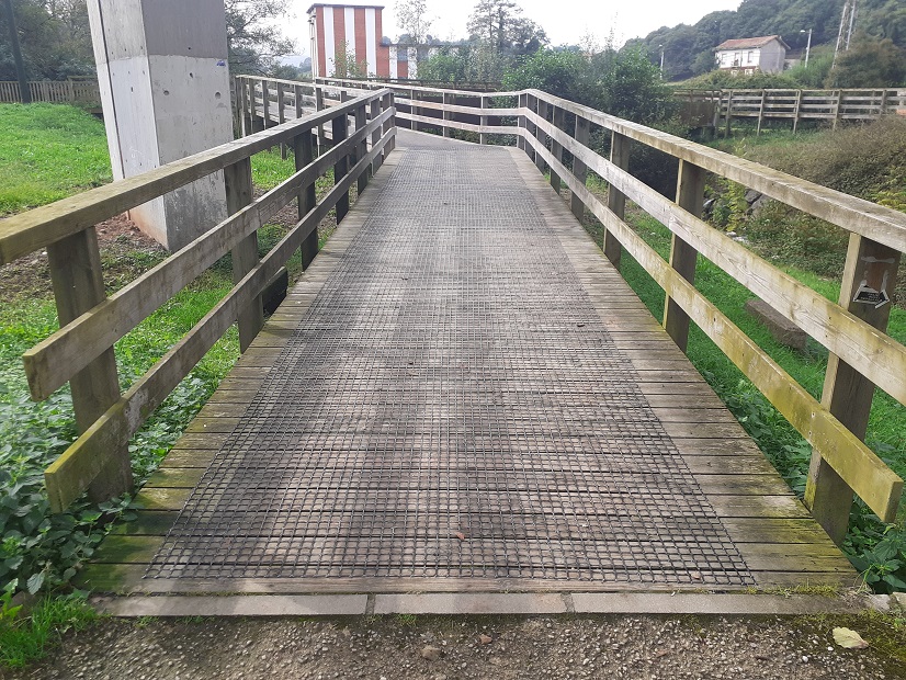Las mallas antideslizantes instaladas en Avilés mejoran la seguridad de los usuarios de las pasarelas de madera