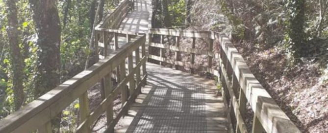 Las mallas antideslizantes en las pasarelas del Río Mao mejoran la seguridad de los viandantes